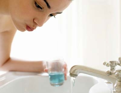 Nước súc miệng tiện nhưng chưa lợi