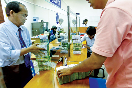 Nhiều áp lực khi tiền không vào ngân hàng