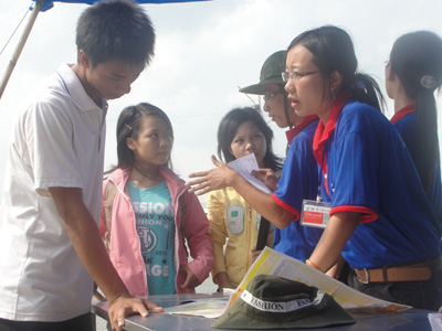 Trước giờ G, phụ huynh mướt mồ hôi cùng thí sinh