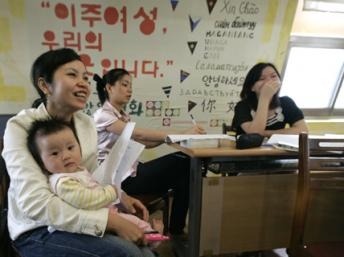 Hàn Quốc bắt giữ kẻ chuyên môi giới kết hôn giả với phụ nữ Việt Nam