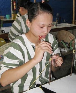 Những cô bé tuổi teen trong trại giam