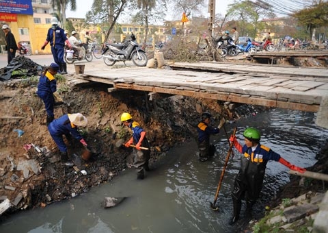 Rối công nghệ làm sạch sông Tô Lịch