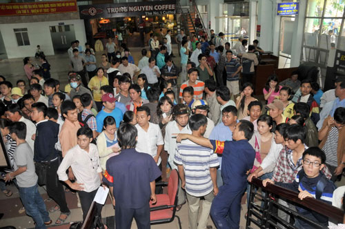 Mua vé tàu Tết: Cháy số thứ tự và điệp khúc chầu chực