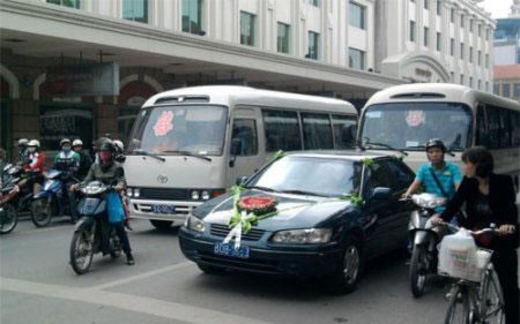 Vì đâu quan chức mua xe công vô tội vạ?