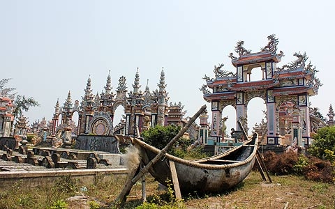 Bất lực ở 'thành phố lăng mộ' tiền tỷ