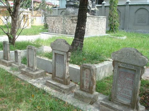 Chuyện bia mộ hai chú chó của cụ Phan