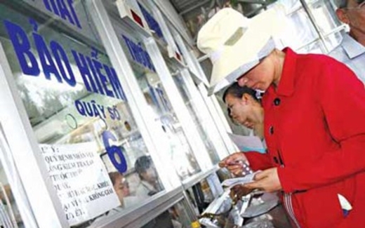 Thực hiện chính sách bảo hiểm y tế: Nghịch lý “người nghèo bù đắp chi phí cho người giàu”