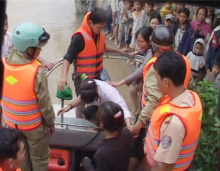 Hơn 90 người chết, miền Trung điêu tàn trong lũ