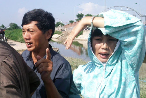 Đổ phế thải lấp mộ: Khi đạo đức bị nhấn xuống bùn