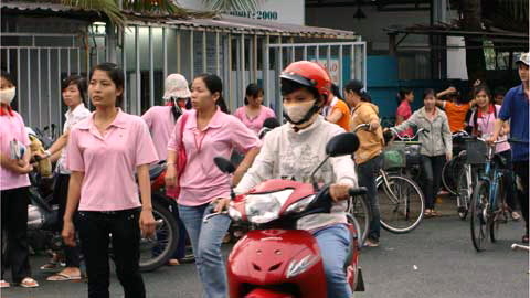 Thân phận nữ công nhân sau ánh đèn khu công nghiệp. Bài 1