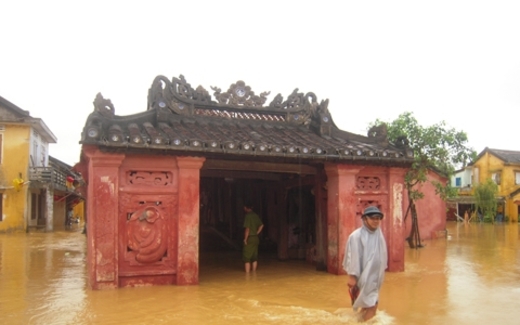 Quy trình xả lũ bị mắng 'xối xả'