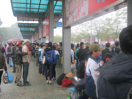 Nhọc nhằn dòng người trở lại Thủ đô sau Tết