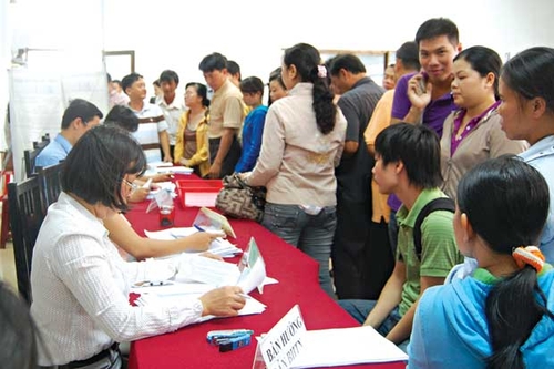 Chen chân đi đăng ký thất nghiệp