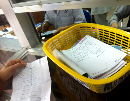 'Dài cổ' chờ mua thuốc ở bệnh viện