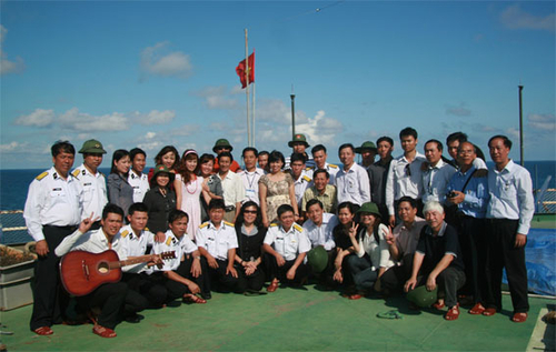 Đoàn đại biểu Việt Kiều thăm quần đảo Trường Sa.