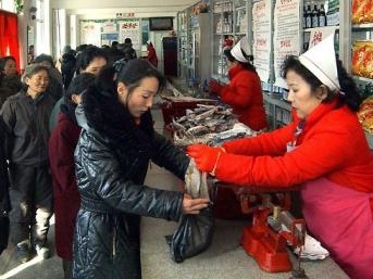 Bình Nhưỡng tuyên truyền bằng cách phân phối cá cho người dân