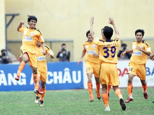 Bóng đá Việt Nam: Nhà giàu đã khóc