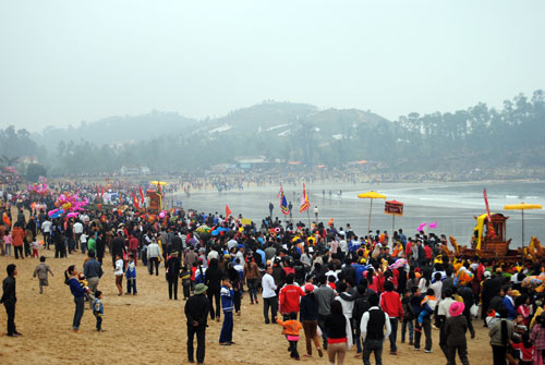 Rước, đua, cướp lộc và… văn hóa lễ hội Đền Cờn