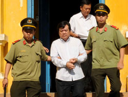 Hoãn xử vụ án tham nhũng ở Hóc Môn