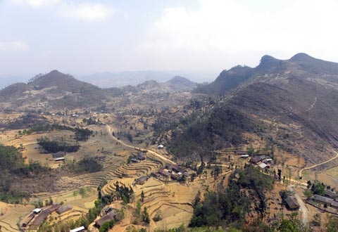 Khung cảnh dưới chân cột cờ Lũng Cú