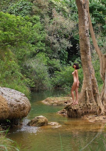 Khỏa thân giữa sân chơi dục tính