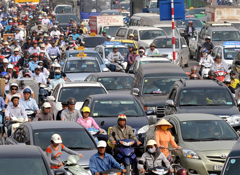Chủ xe ôtô đóng phí đường bộ 130.000 đồng một tháng
