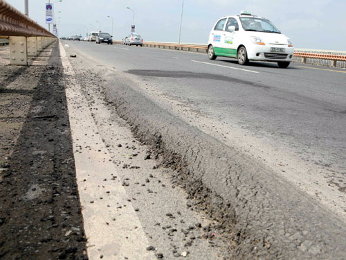 Tăng phí cũ, thu phí mới: Tiền của dân phải được chi công khai