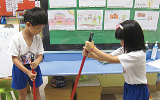 'Tây dạy con tính tự lập, Việt dạy trẻ làm khổ nhau'