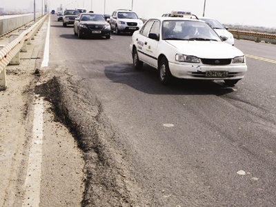 Mặt cầu Thăng Long hỏng: Hết đổ cho thời tiết lại đến ôtô