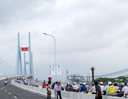 Cây cầu biểu tượng của TP HCM có thể bị bán