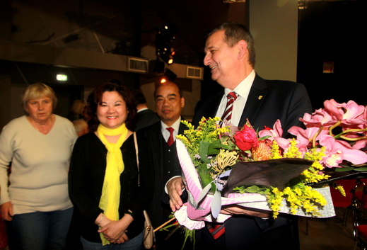 Đại diện Chi hội người Việt Nam tại Raszyn chúc mừng ông quận trưởng quận Raszyn tái đắc cử.