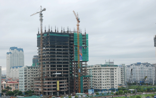 Để bất động sản “rơi tự do”?