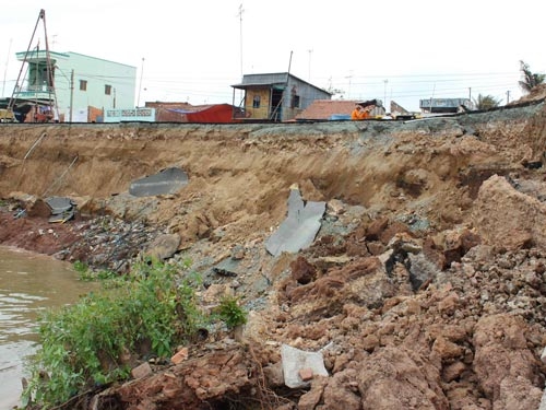 Sạt lở lan tràn miền Tây