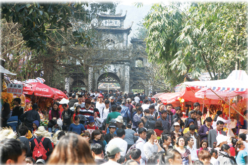 Cảnh báo biến tướng lễ hội: Đi lễ phải biết... bật tường!