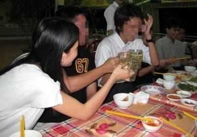 Công chức ăn trưa bằng... nhậu