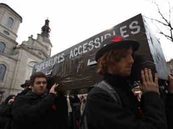 Sinh viên vùng Quebec chống đối chính quyền tăng học phí