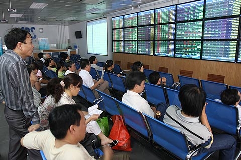 Lo giống Sacombank, DN cuống cuồng phòng thủ