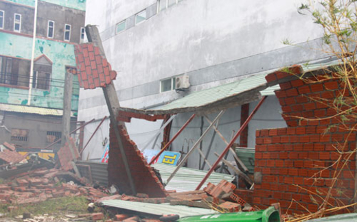 Bão tan hoang, lũ rình rập