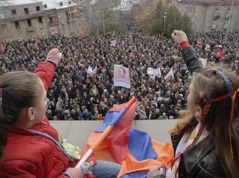Gần 3000 người Armenia biểu tình đòi tổng thống từ chức
