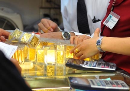 Dân lại đua bán vàng 'phi' SJC trước giờ G