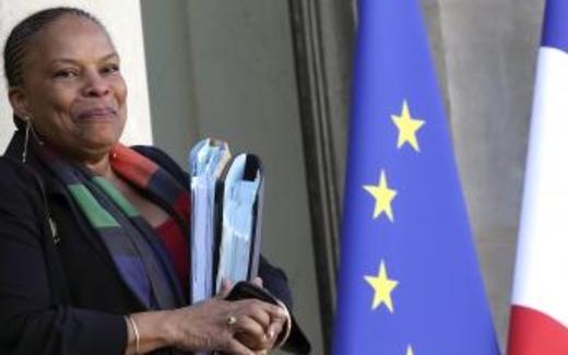 Pháp: Một tờ báo cực hữu bị kiện vì so sánh Bộ trưởng Tư pháp với khỉ