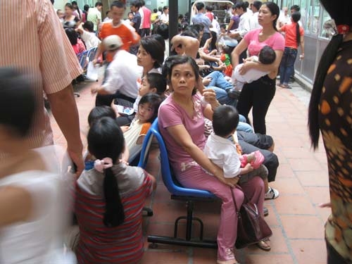 Dù chật chội, vẫn chọn bệnh viện công cho... an toàn!