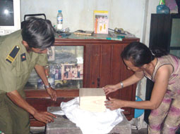 Sao em phải bỏ quê chồng?