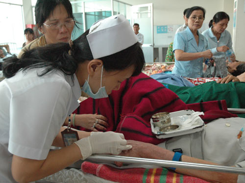 Lo chuyện thưởng Tết: Ngậm ngùi ngành y, giáo dục