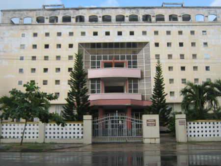 Vô vọng đường đến bục giảng: Khánh kiệt vì... thầy