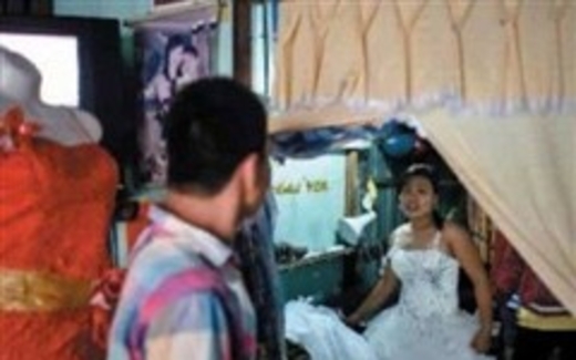 Thà khóc trong xe BMW còn hơn ngồi cười sau xe đạp?