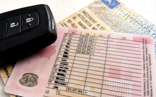 Ba Lan: Khi nào sẽ không cần mang bằng lái xe theo người?