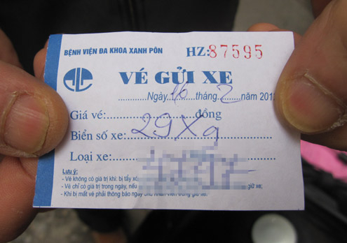 Người dân chật vật tìm chỗ gửi xe