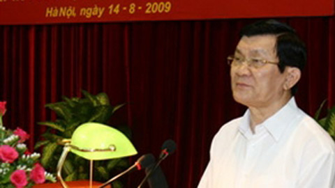 Khắc phục vi phạm dân chủ hoặc dân chủ hình thức