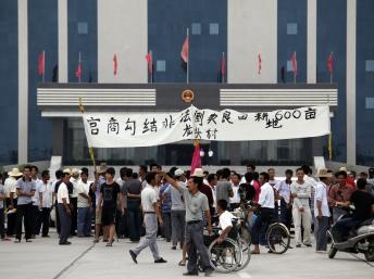Trung Quốc: Hàng trăm người biểu tình tấn công một đồn công an